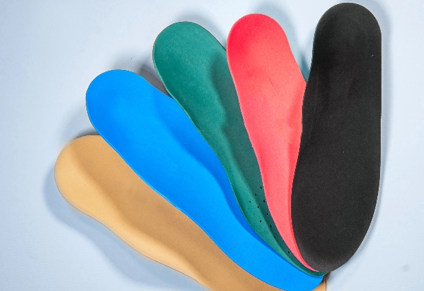 Fünf Einlagen in Beige, Blau, Grün, Rot und Schwarz, fächerförmig nebeneinander gelegt
